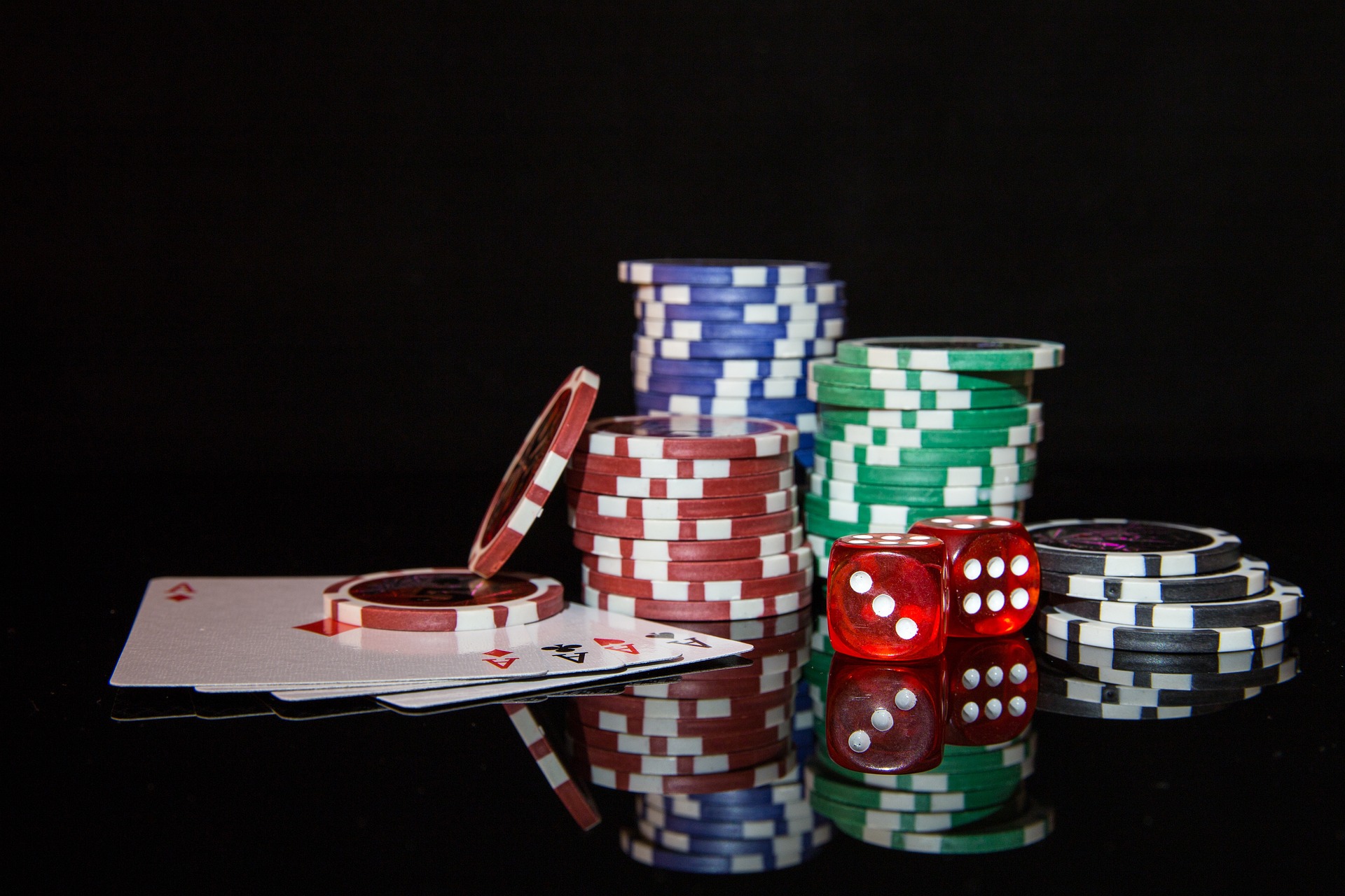 Pokerchips med terninger og kort